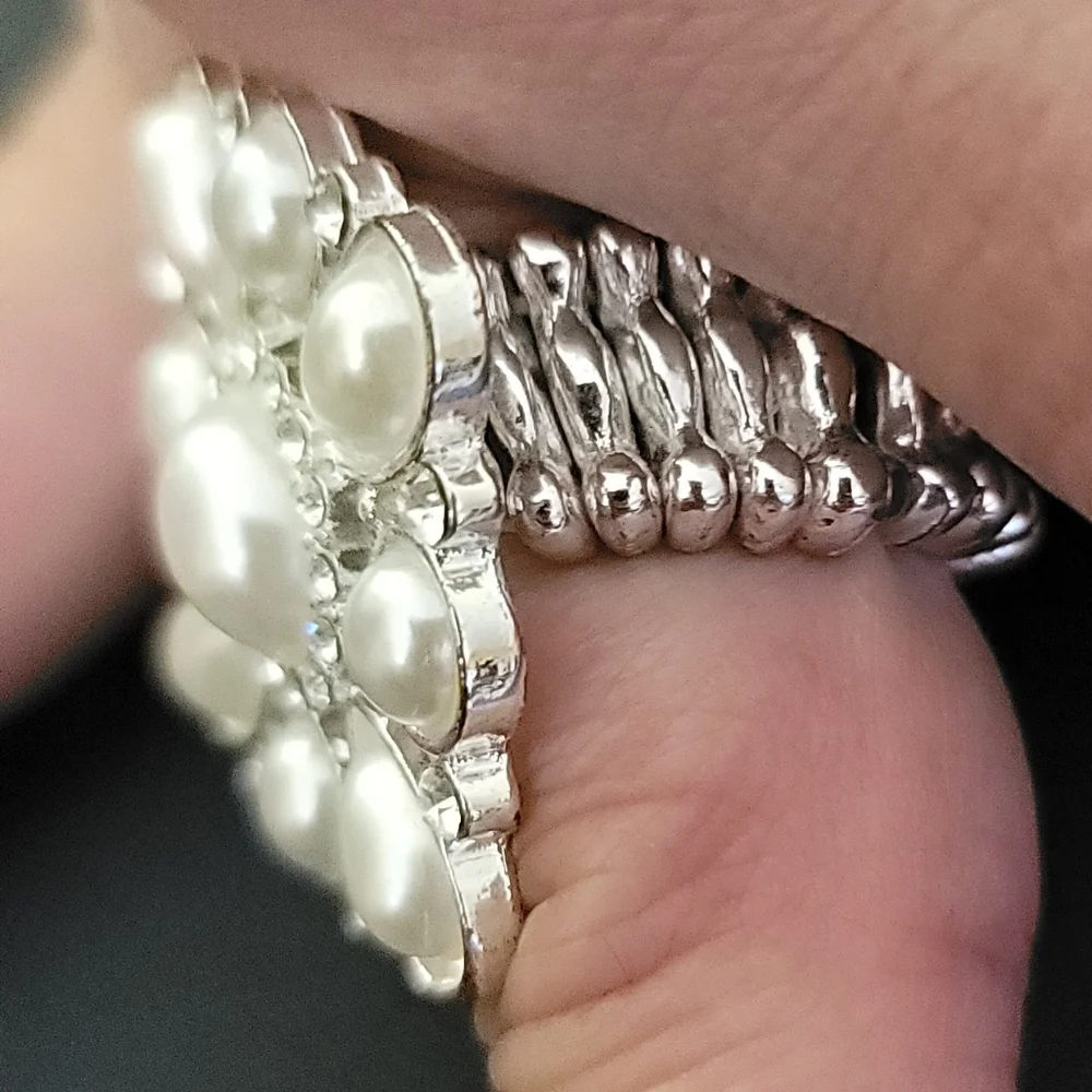 NWOT Vintage Floral Cluster Ring Adjustable Size with stretch